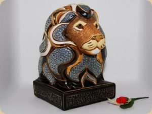 D Rosa Rinconada Buchstütze Blauer Löwe